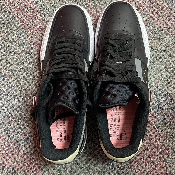 Nike - Picture 4 of 8